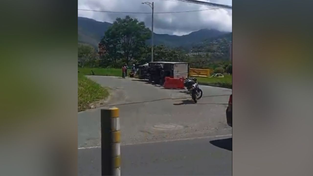 Cayó de lado en pleno retorno: vehículo de carga se volteó a la altura del Batallón Pedro Nel Ospina