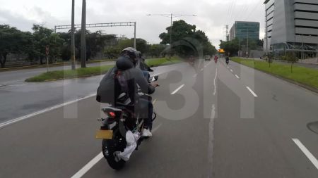 "Casi termina en el suelo": motociclista con pala y escoba casi causa accidente en la Avenida Regional