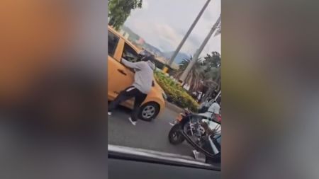 Antioquia Atracaron a conductor y pasajeros de un taxi en Medellín: ¡los amenazaron con un arma de fuego!