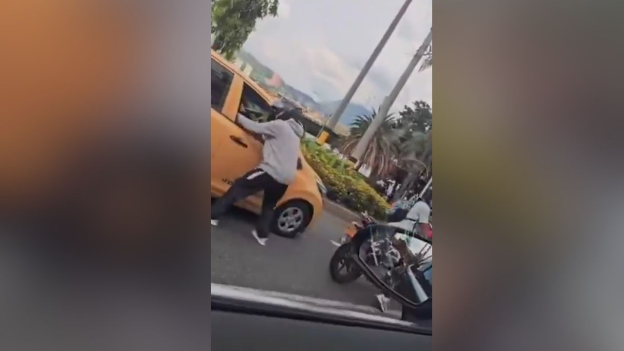 Antioquia Atracaron a conductor y pasajeros de un taxi en Medellín: ¡los amenazaron con un arma de fuego!