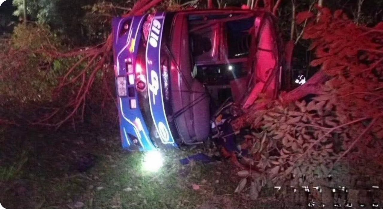 Bus con 30 pasajeros, que cubría la ruta Medellín–Florencia se volcó, van siete muertos