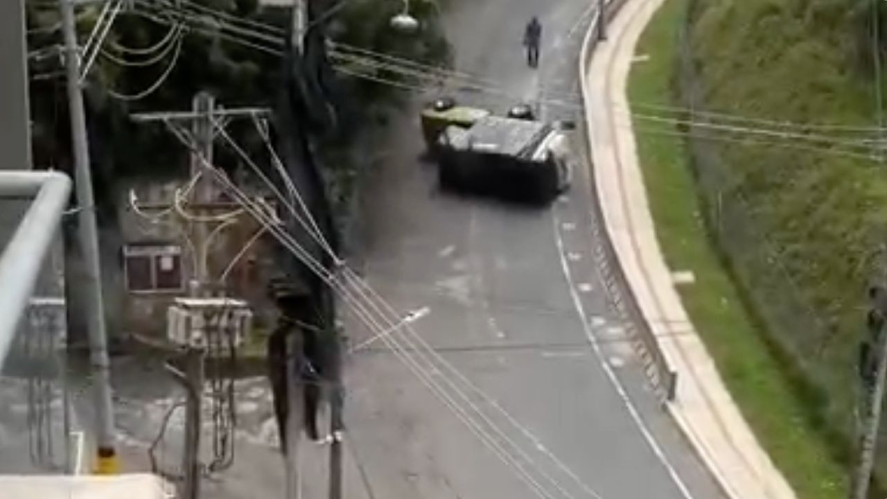"Salió rodando": así quedó un camión que se fue de lado en la loma de San José en Sabaneta
