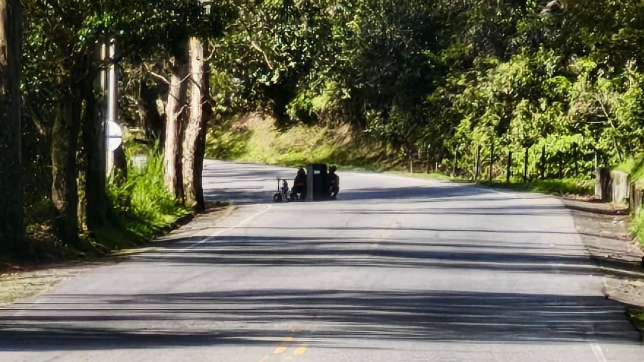 Vía a Yarumal, cerrada hasta nuevo aviso: Soldados analizan objetos que podrían ser explosivos