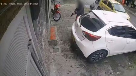 En video: A punta de pistola, delincuente en moto atracó a ocupantes de un carro en Buenos Aires