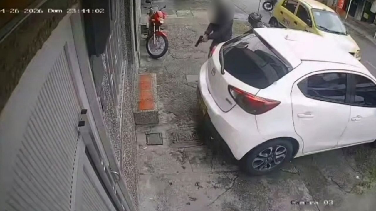 En video: A punta de pistola, delincuente en moto atracó a ocupantes de un carro en Buenos Aires