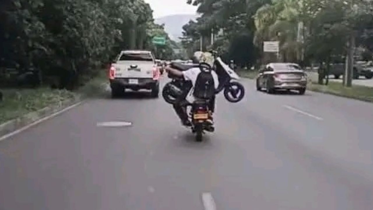 ¿Motogrua? En foto, una moto “cargando” a otra en plena Regional a la altura de Ayurá