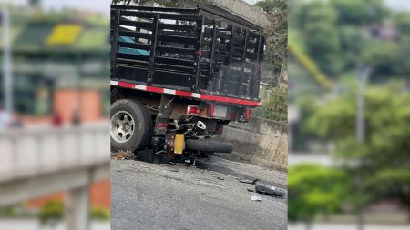 Accidente en la vía: motociclista implicado debajo de la Estación Caribe Accidente en la vía: motociclista implicado debajo de la Estación Caribe