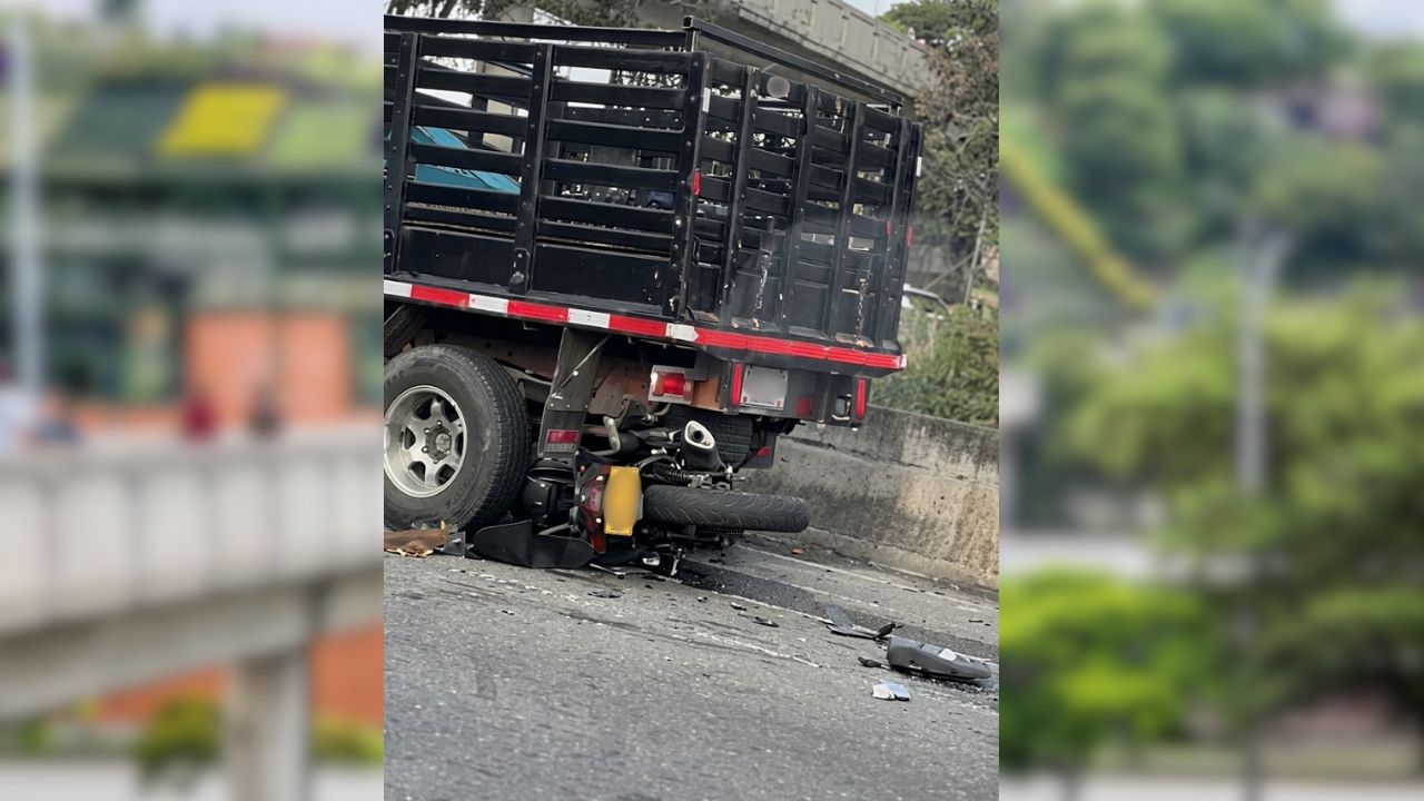 Accidente en la vía: motociclista implicado debajo de la Estación Caribe