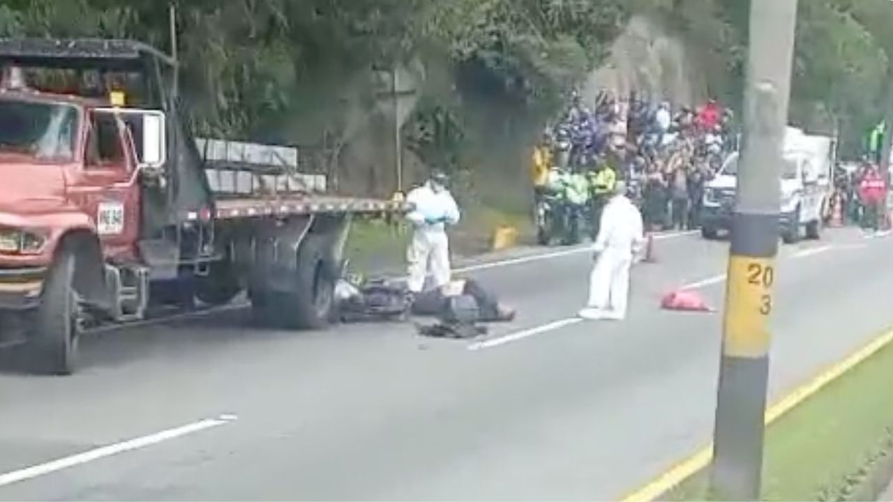 Motociclista fallecido en la Autopista Medellín- Bogotá, se habria chocado con un camión