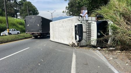 De lado y contra un barranco, así quedó un camión en la autopista Medellín-Bogotá LAURA PAG 48
