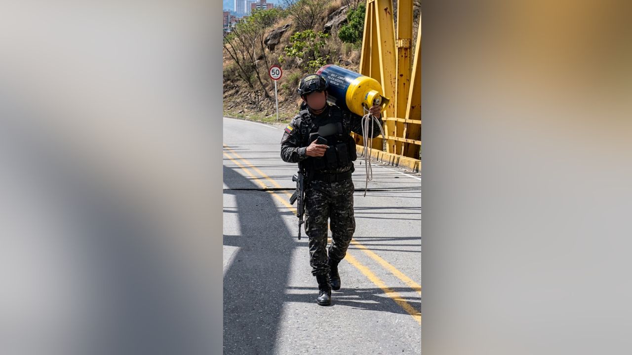 Un soldado se echó al hombre un cilindro bomba del frente Carlos Patiño para despejar la panamericana