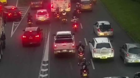 Transite con precaución: vehículo varado en la Autopista Sur