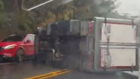 Siniestro vial en la vía Las Palmas - La Fe: Camión de carga terminó volcado