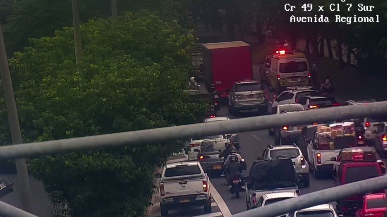 Siniestro vial genera "taco" en la Avenida Regional a la altura de La Aguacatala