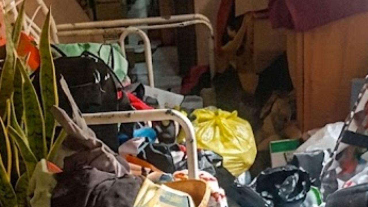 ¡Un olor insoportable! Una casa en Aranjuez se convirtió en un basurero y la propagación de plagas
