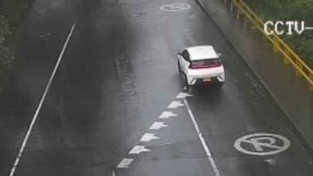 Alerta roja en la quebrada La Presidenta por fuertes aguaceros en Medellín Alerta roja en la quebrada La Presidenta por fuertes aguaceros en Medellín