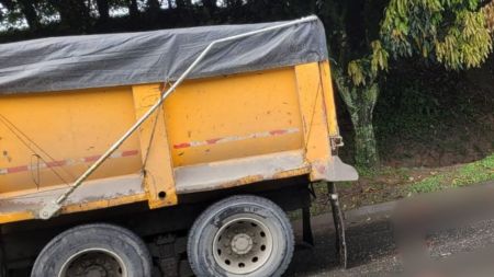 Se normaliza el tráfico en la 80; un motociclista murió al chocar con una volqueta Se normaliza el tráfico en la 80, un motociclista murió al chocar con una volqueta