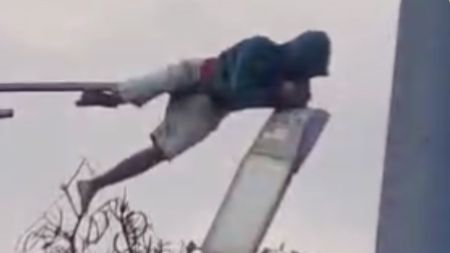 La cámara atenta grabó a "Spiderman" robando lámparas en plena Regional