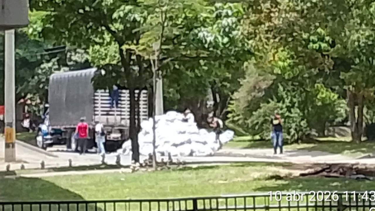 A plena luz del día dejaron una gran cantidad de basura tirada cerca a la estación Industriales del Metro de Medellín