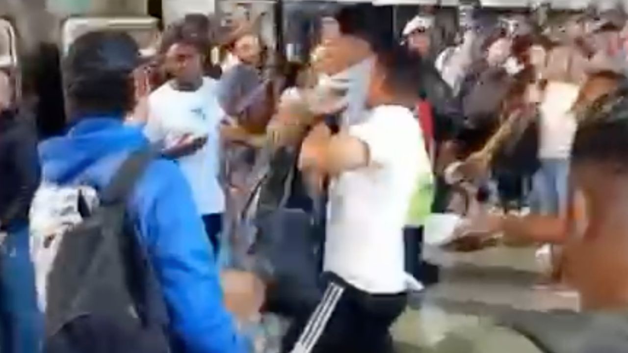 ¿Y la cultura metro? Pasajeros se fueron a los golpes en plena plataforma de la estación San Antonio