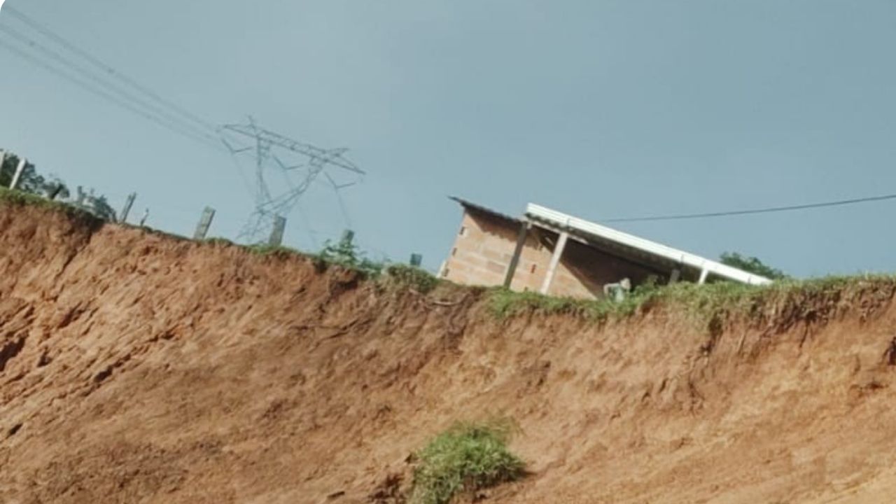 “Es lo único que tengo”: mujer en Yolombó dice que por las lluvias el terreno donde vive está cediendo y amenaza con arrasar su casa