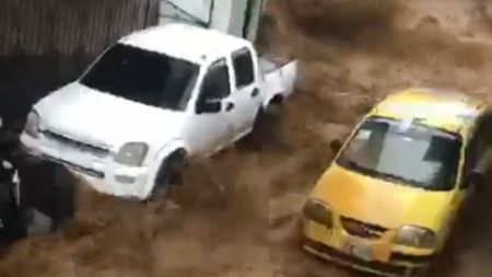 Video: Así fue desbordamiento de la quebrada La Máquina, que dejó una menor fallecida y arrastró motos y carros en Manrique Desbordamiento de La Máquina