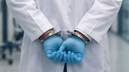 Era doctor desde el año 2000 y apenas lo capturaron: urólogo abusó de 50 mujeres en Medellín Urólogo