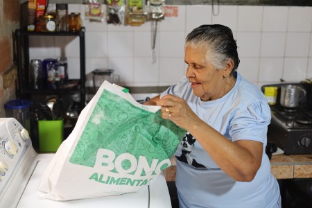 Bonos alimentarios en Medellín beneficiarán a más de 16.000 hogares WhatsApp Image 2026 04 06 at 6.48.24 AM