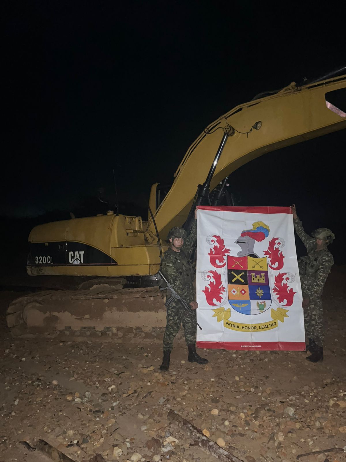 Ejército destruye maquinaria de minería ilegal en Zaragoza, Antioquia, avaluada en más de $1.000 millones 1 WhatsApp Image 2026 04 13 at 11.12.07 AM