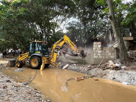 Demuelen vivienda en Valadares, Bello, por riesgo y presunto uso para consumo de drogas WhatsApp Image 2026 04 15 at 4.08.30 PM 1