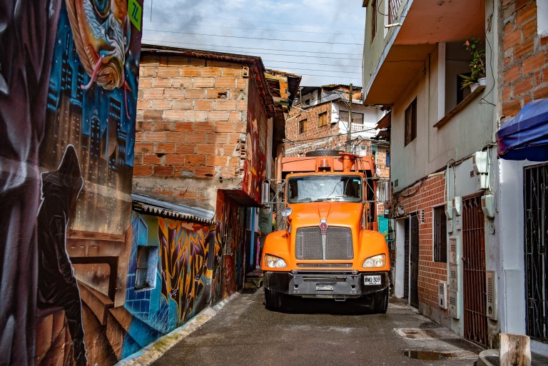 Recolección puerta a puerta en zonas difíciles ya beneficia a más de 206 mil usuarios en Medellín