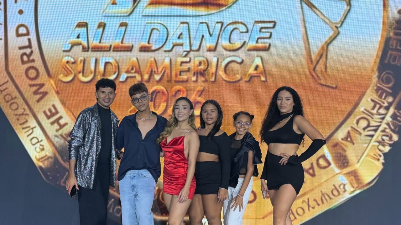 Bailarines andinos varados en Brasil