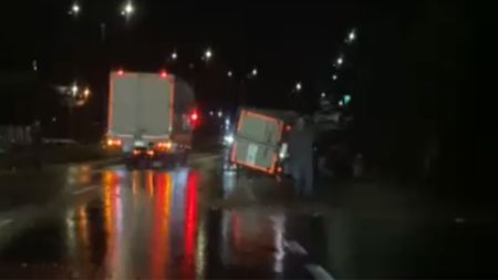VIDEO: ¿Exceso de velocidad? ¿Alguien se le atravesó? Camión se volcó llegando a Marinilla Camión