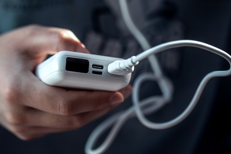 Ya no podrá usar «power bank» en vuelos: Aeronáutica Civil anunció nuevas restricciones