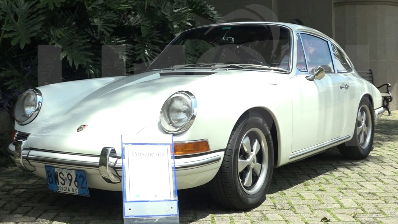  una exhibición de vehículos clásicos que recorre la evolución del transporte en Medellín