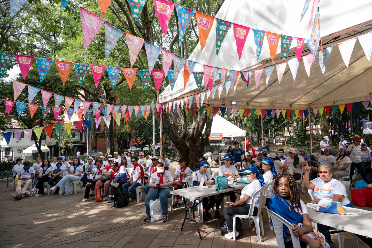 Más de 100 voluntarios participaron en jornada comunitaria de Mil Acciones por Medellín Más de 100 voluntarios participaron en jornada comunitaria de Mil Acciones por Medellín