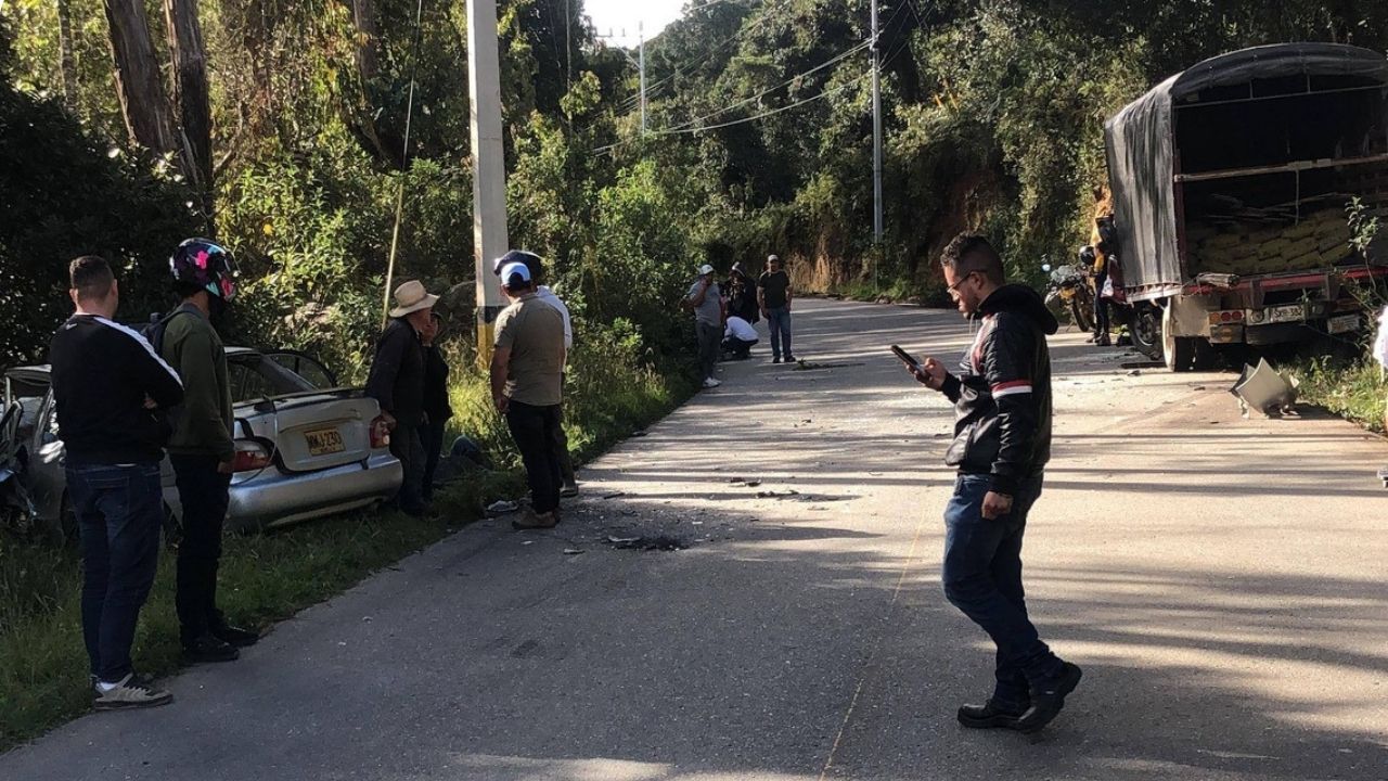 Un carro particular se salió de la vía luego de chocar con un camión de carga en San José de la Montaña