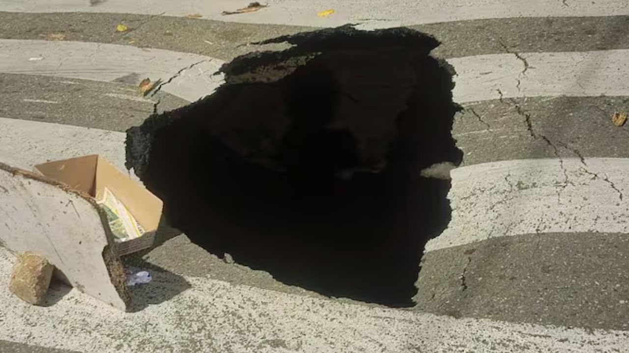 Socavación por falla en red de EPM obliga al cierre total de la vía en el barrio Los Ángeles