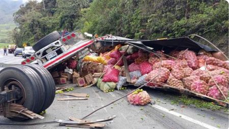 Dejó la vía “vuelta nada”: se volteo un tractocamión en la vía Yarumal–Costa, cargada de verduras que quedaron regadas