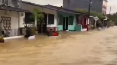 VIDEO: Se desbordó el Río Vijagual en Urabá y dejó a más de uno inundado