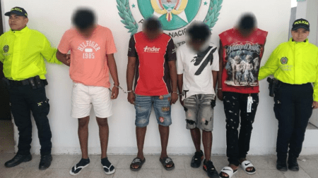 Estarían robando con armas de mentiras: capturan a cuatro hombres que hurtaban en el Poblado