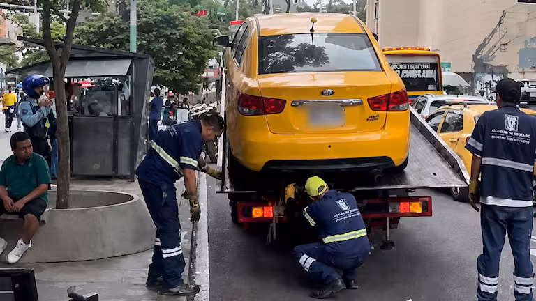 Taxista intentó huir por el carril del Metroplús en el centro de Medellín y terminó con varios comparendos
