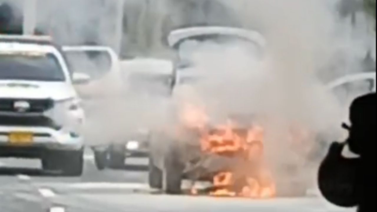 VIDEO: ¡Ardiendo en llamas! Así quedó un carro en la Regional en Medellín
