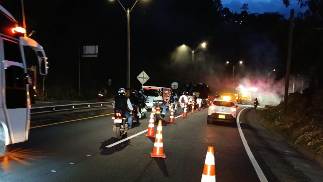 Autopista Medellín-Bogotá presenta paso restringido por presencia de bomberos en la vía intentando apagar un incendio