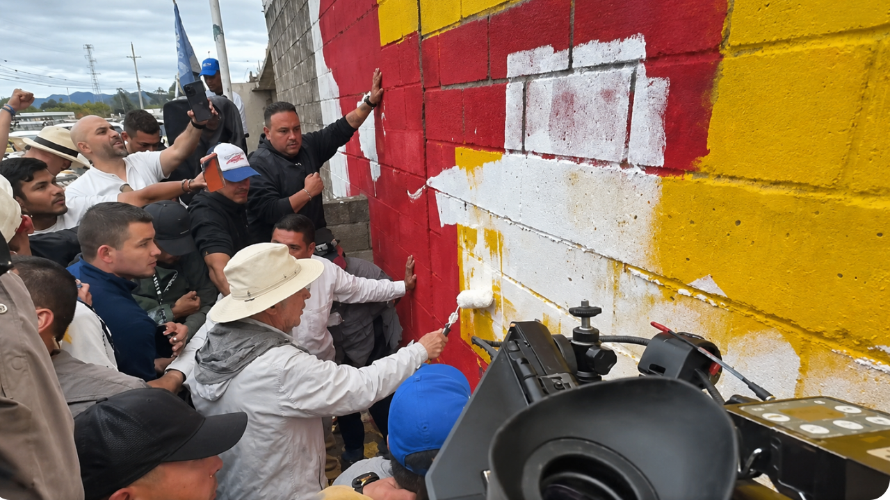 Líderes políticos de Antioquia rechazan mural pintado por el petrismo cerca de la propiedad de Uribe en Rionegro