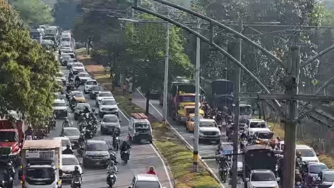 Atención conductores: movilidad reducida en la Autopista Sur por vehículo varado