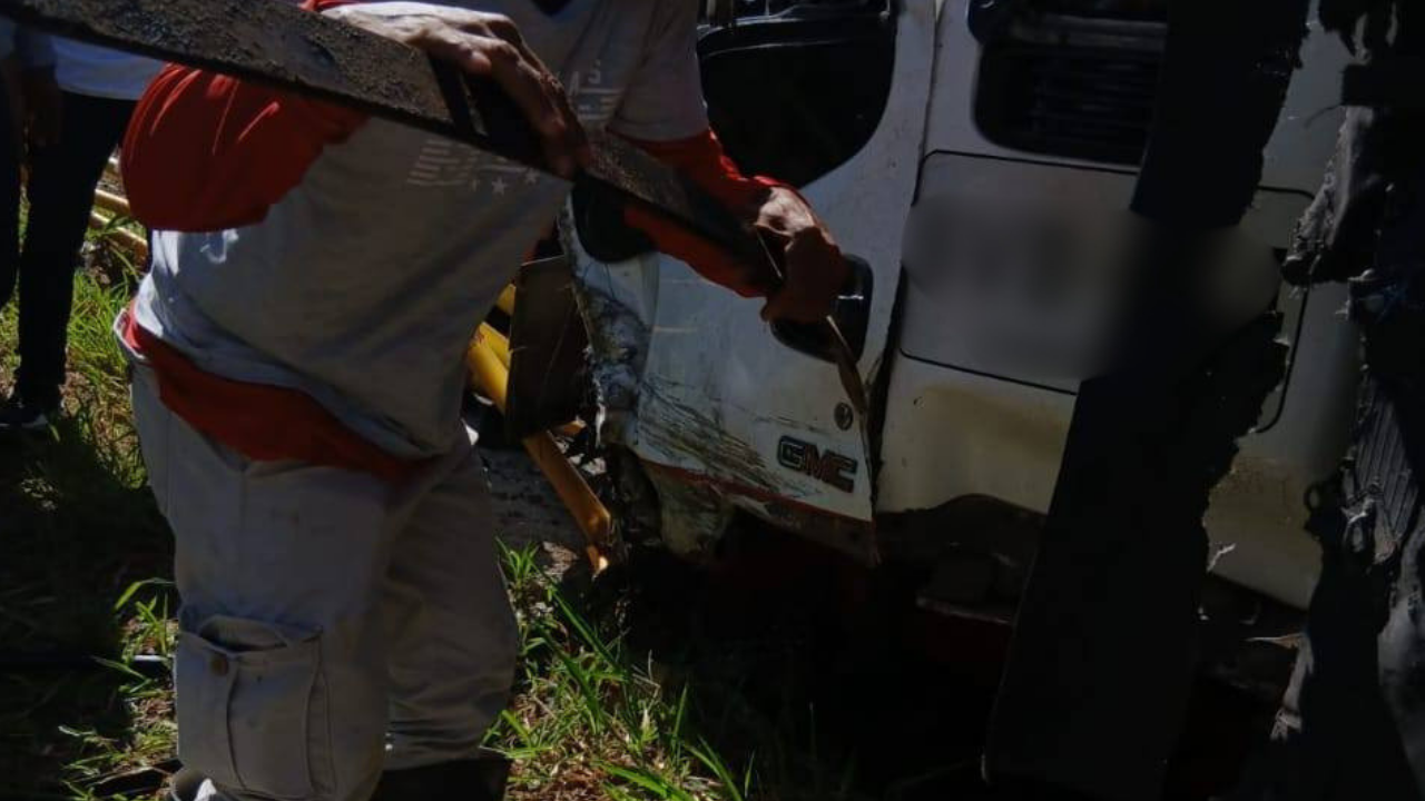 Con un palo tuvieron que abrir la puerta de un camión luego de que el conductor quedara atrapado por un accidente Autopista del Nordeste