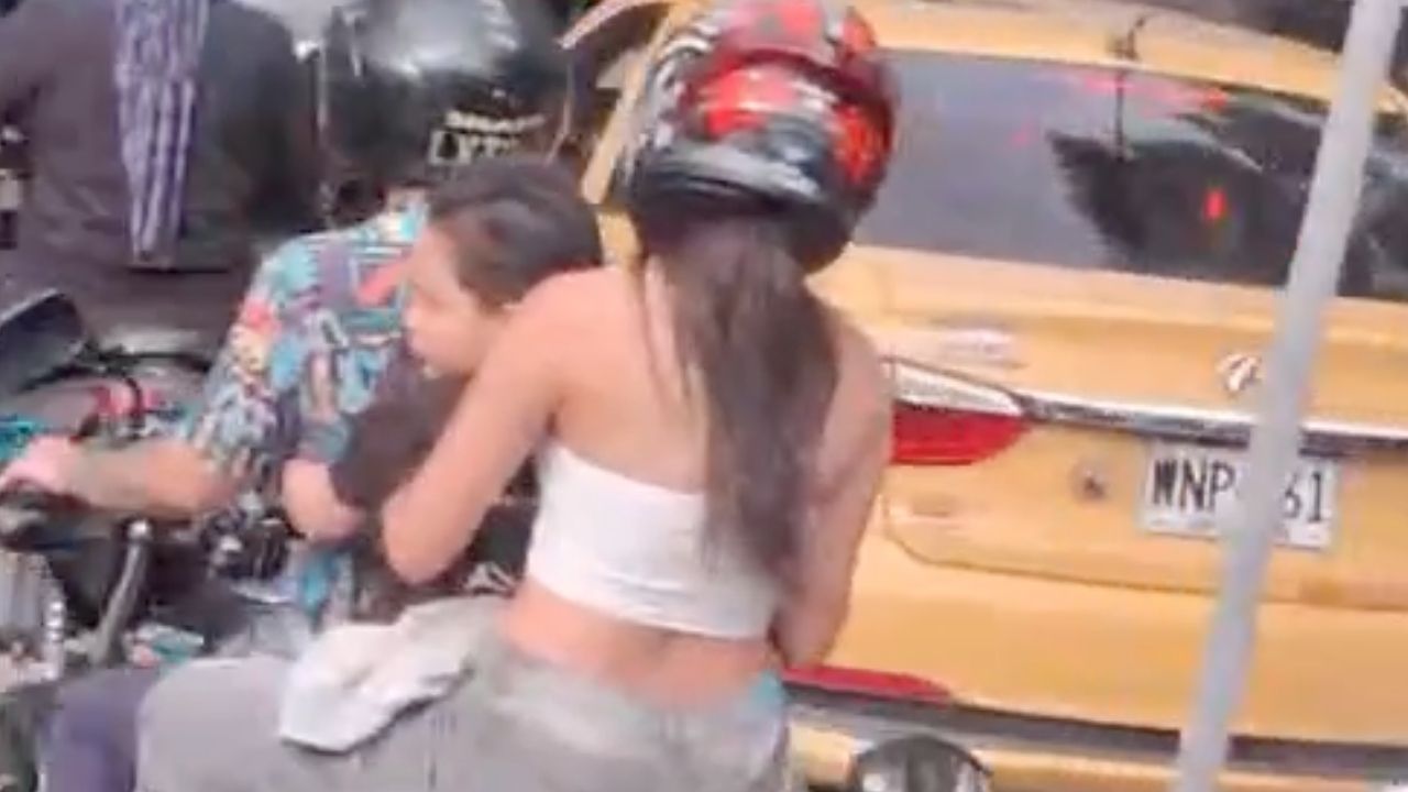 Dos adulto y un niño iban en una moto, como si nada, por toda La Regional