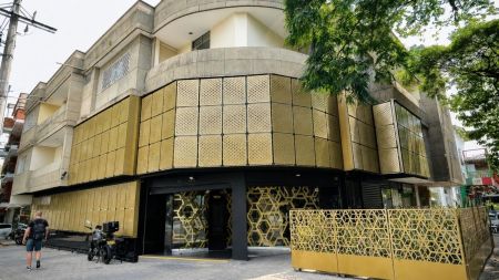 “Capturan a uno”: un policía y una adulta mayor quedaron heridos en ataque con explosivos en un casino de la 70 en Medellín