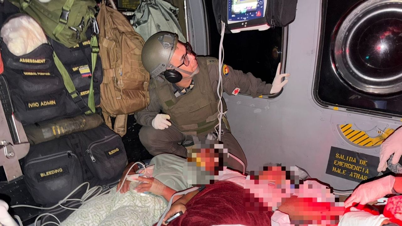 En helicóptero y a oscuras: así sacaron a dos mujeres civiles heridas en combates de zona rural de Urrao
